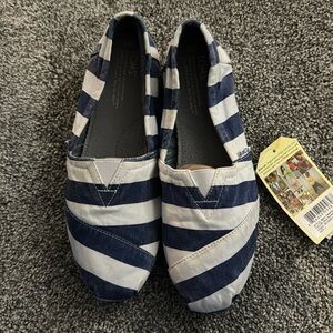 NWT TOMS. Size 9. Striped blue and white.
